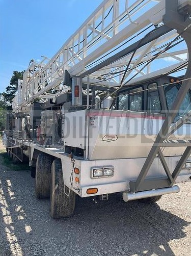 large-used-2001-crown-wtd-350-workover-well-service-rig (2)