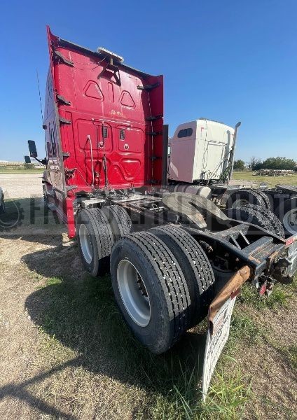 2013 Freightliner Cascadia CA125 Truck (1)